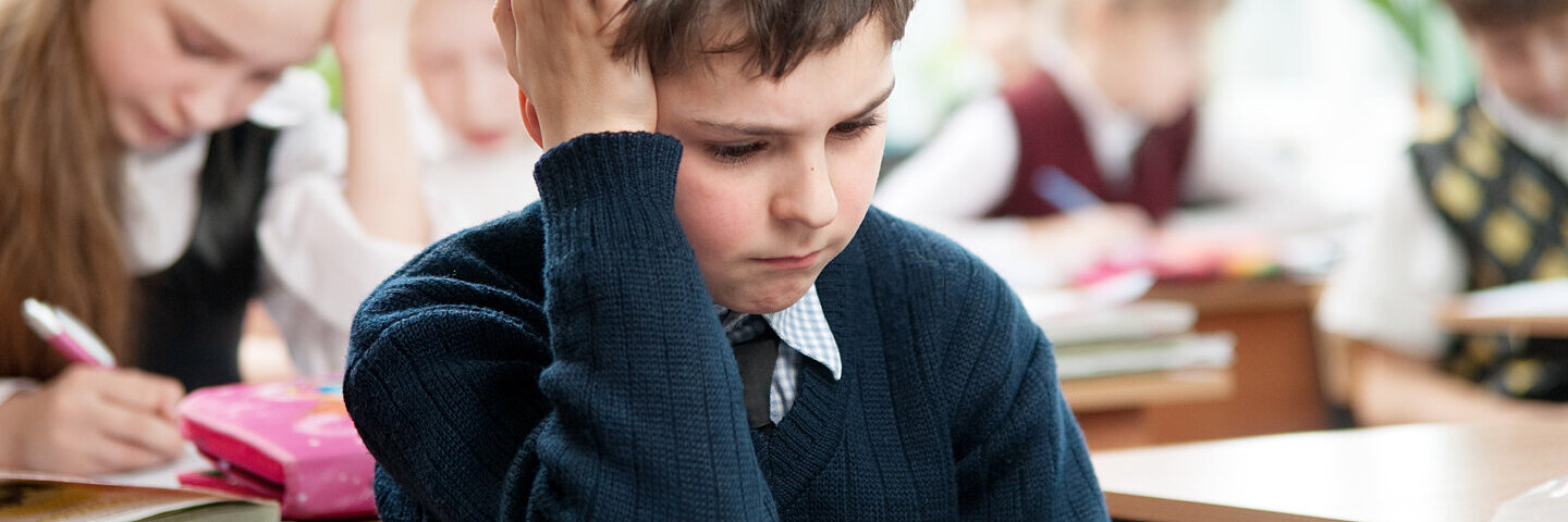 Kind mit Konzentrationsschwäche hat Probleme in der Schule.