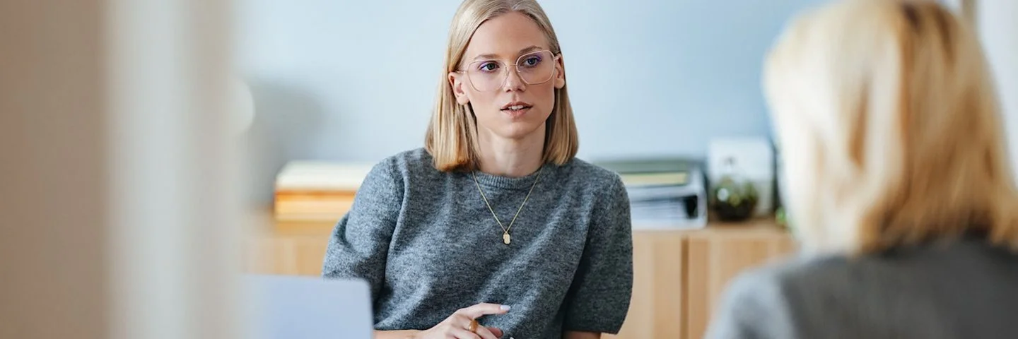 Eine Mitarbeiterin des Sozialen Dienstes der AOK im Gespräch mit einer Selbsthilfe-Interessierten.