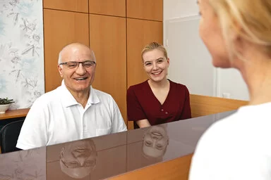 Ein älterer Mann im Gespräch mit einem Facharzt.
