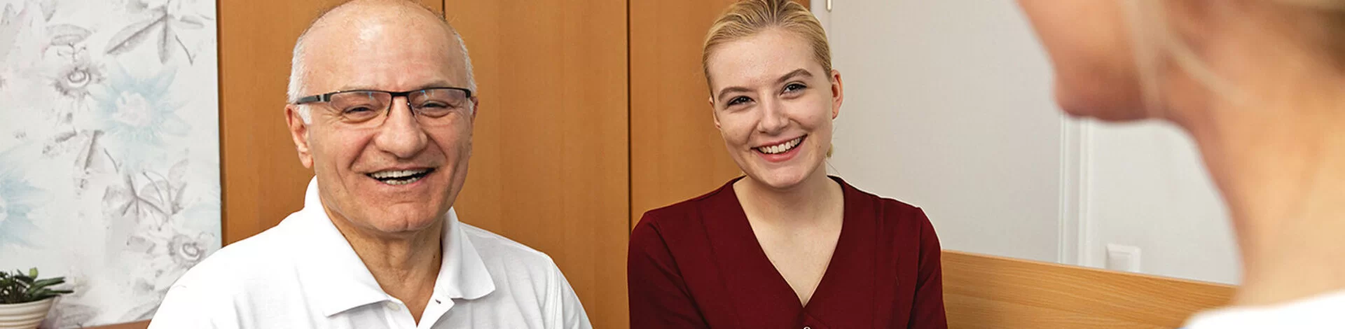 Ein älterer Mann im Gespräch mit einem Facharzt.