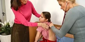Eine Mutter ist mit ihrer Tochter bei der Kinderärztin. Vorsorgeuntersuchungen sind wichtig, um Krankheiten früh zu erkennen und werden auf das Kind abgestimmt.
