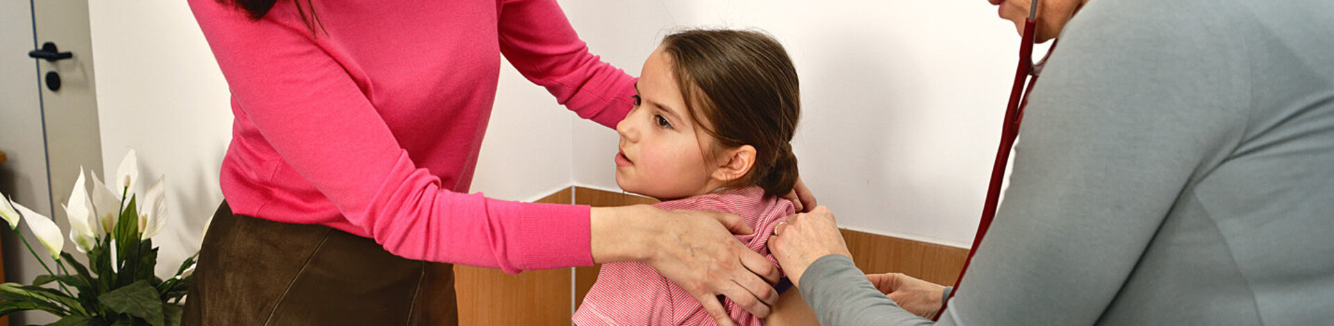 Eine Mutter ist mit ihrer Tochter bei der Kinderärztin. Vorsorgeuntersuchungen sind wichtig, um Krankheiten früh zu erkennen und werden auf das Kind abgestimmt.