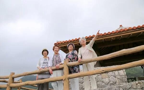 Eine Gruppe von vier �älteren Japanerinnen in Okinawa. 