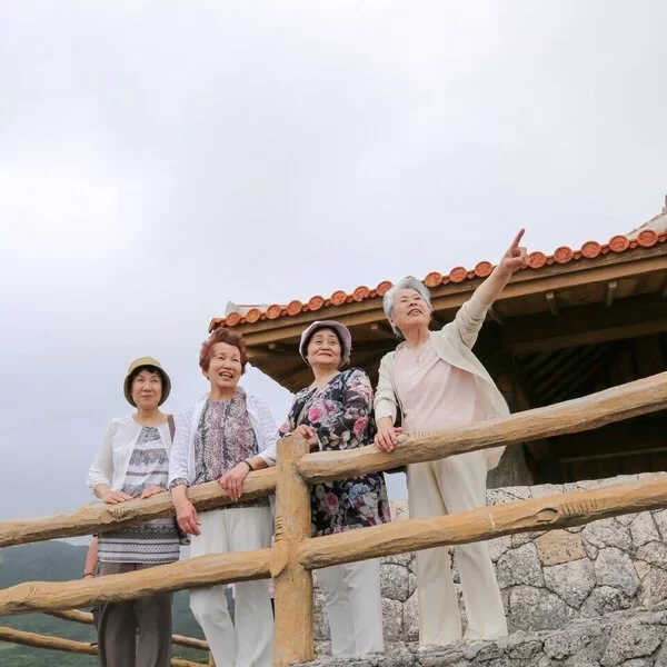 Eine Gruppe von vier älteren Japanerinnen in Okinawa. 