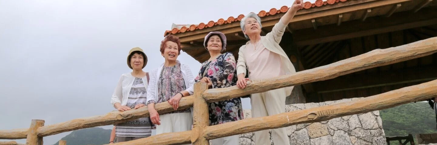 Eine Gruppe von vier älteren Japanerinnen in Okinawa. 