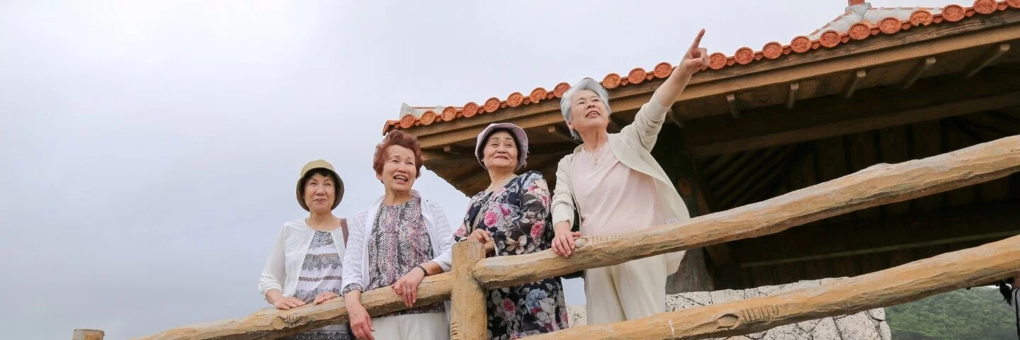 Eine Gruppe von vier älteren Japanerinnen in Okinawa. 