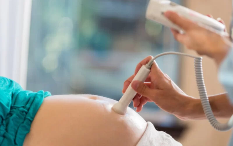 Schwangere Frau wird mit Ultraschall untersucht.