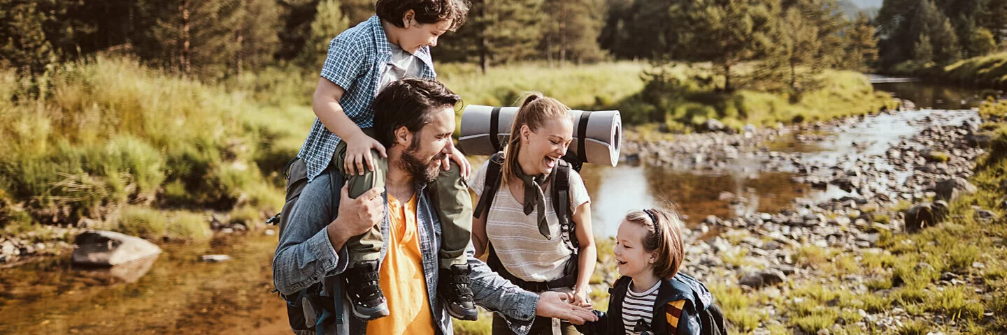 Eine Familie geht zusammen wandern.