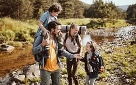 Eine Familie geht zusammen wandern.