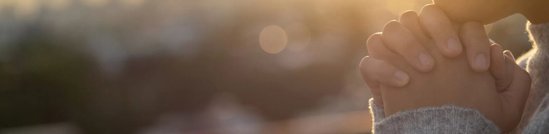 Eine Frau hat die Hände gefaltet und betet. Beim Thema Organspende sollten auch religiöse Aspekte betrachtet werden.