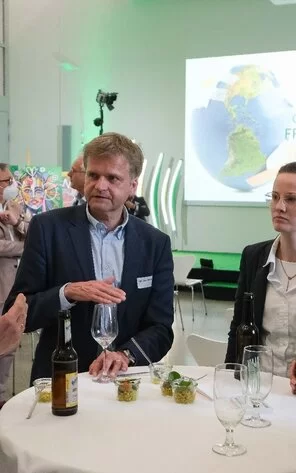 Auf dem Bild kann man drei Männer mit einer Frau sehen.