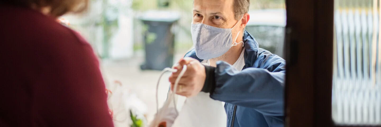 Ein Mann unterstützt eine Familie als Haushaltshilfe und geht für sie einkaufen oder erledigt andere Dinge im Haushalt wie Waschen oder Putzen, was die Familie durch einen Krankheitsfall selbst nicht bewerkstelligen kann.