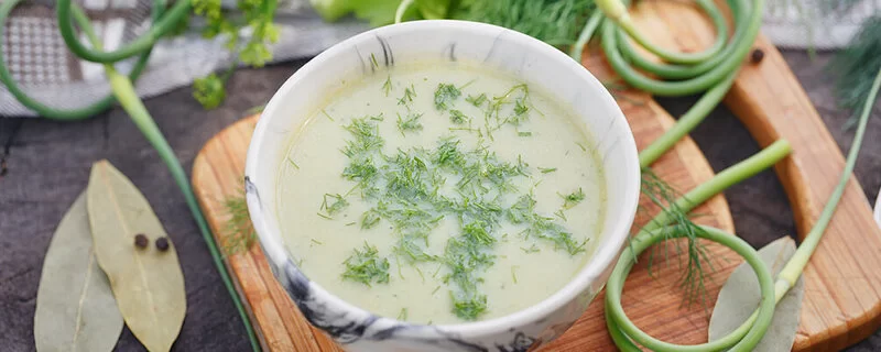 Cremige Suppe aus Kohlrabi in einer kleinen Suppenschüssel.