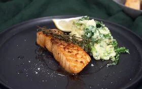 Lachs mit Kartoffel-Wirsing-Stampf nach einem Rezept von Felicitas Then.