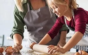 Eine Mutter und ihr Kind beim gemeinsamen Backen.