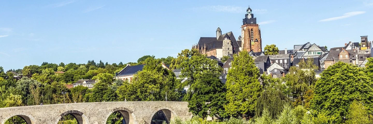 Blick über Wetzlar mit dem Dom im Zentrum. Im Vordergrund ist die Lahn zu sehen.