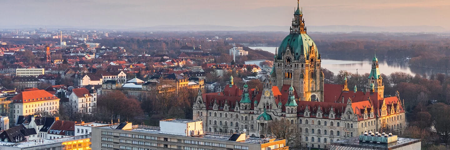 Die Stadt Hannover am Abend aus der Vogelperspektive.