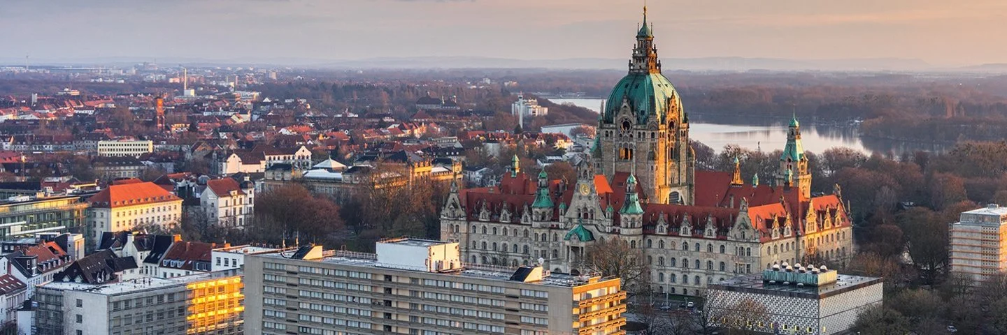 Die Stadt Hannover am Abend aus der Vogelperspektive.