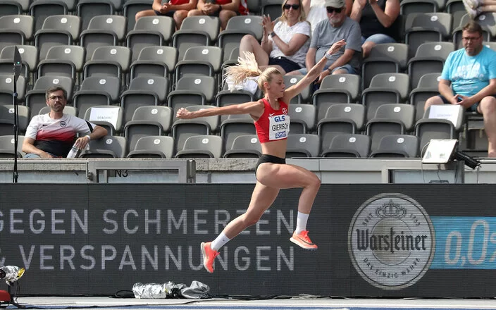 Kristin Gierisch beim Dreisprung.
