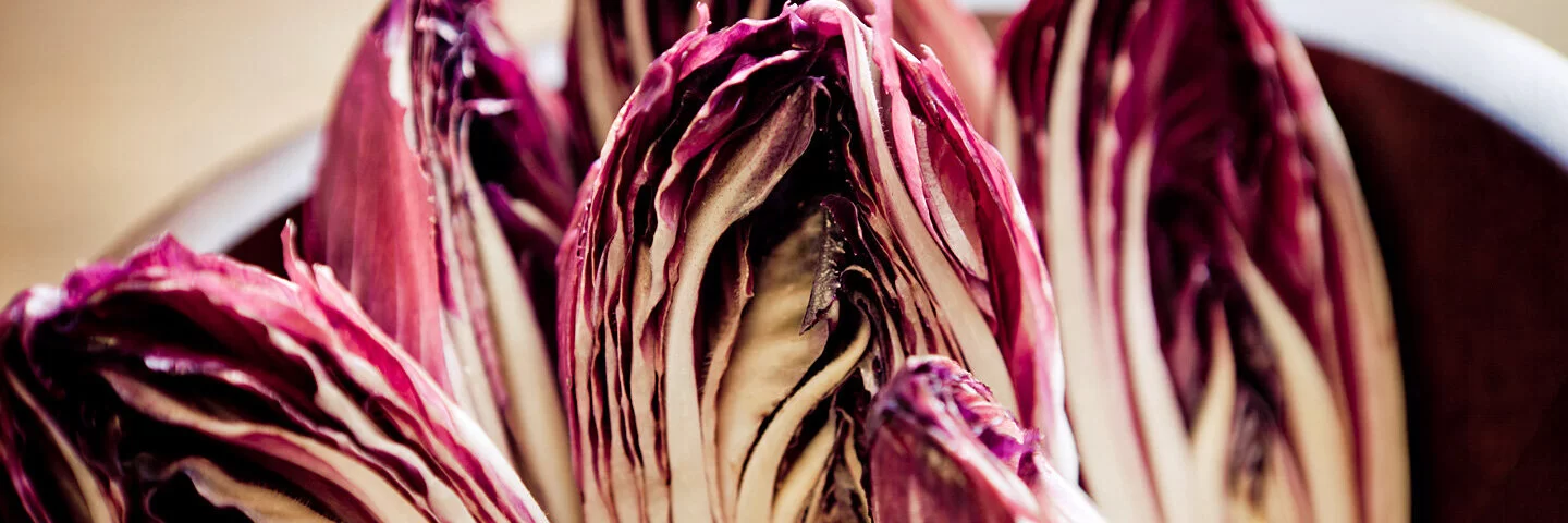 Frischer Radicchio steckt voller natürlicher Bitterstoffe.