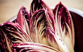 Frischer Radicchio steckt voller natürlicher Bitterstoffe.