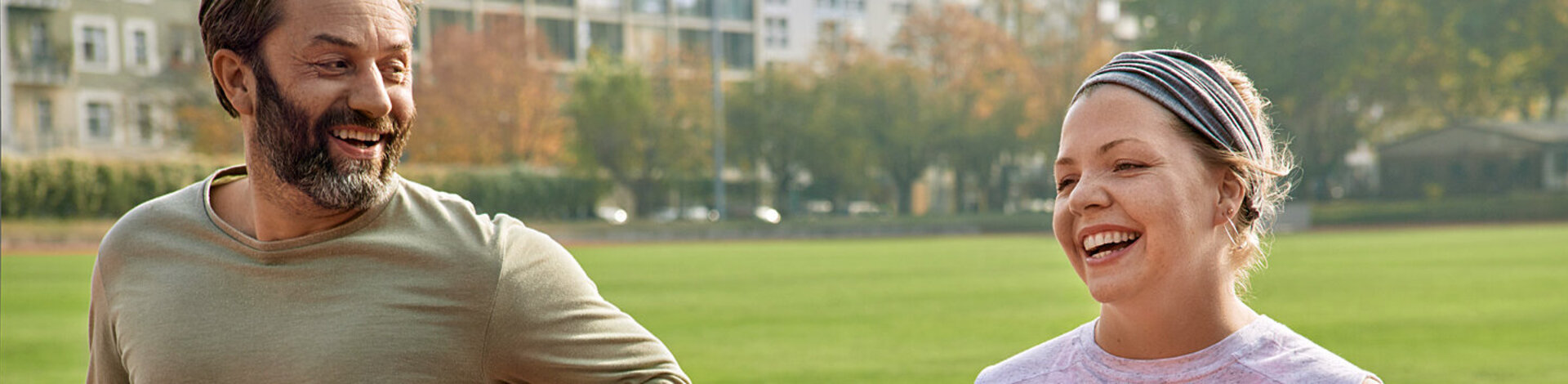 Eine Frau und ein Mann joggen und verbessern ihre Fitness.