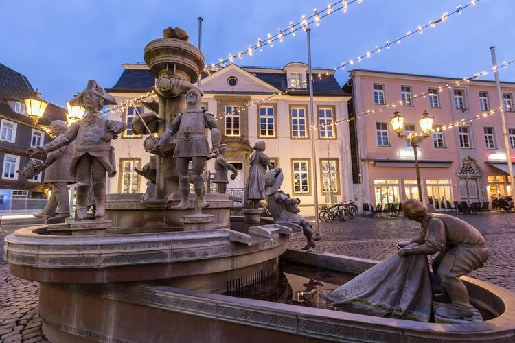 Der Bürgerbrunnen steht auf dem Rathausplatz in Lippstadt.