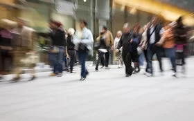 Viele Menschen in einem Shoppingcenter, die Ansicht ist verzerrt.