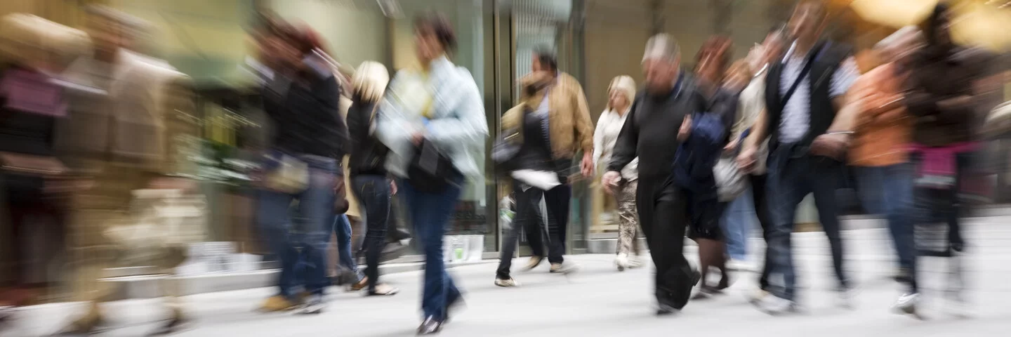 Viele Menschen in einem Shoppingcenter, die Ansicht ist verzerrt.