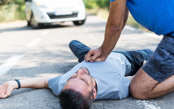 Ein Mann bekommt eine Herzdruckmassage.