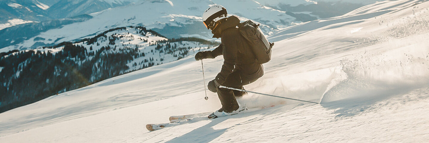 Person beim Skifahren.