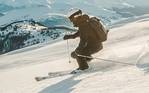 Person beim Skifahren.