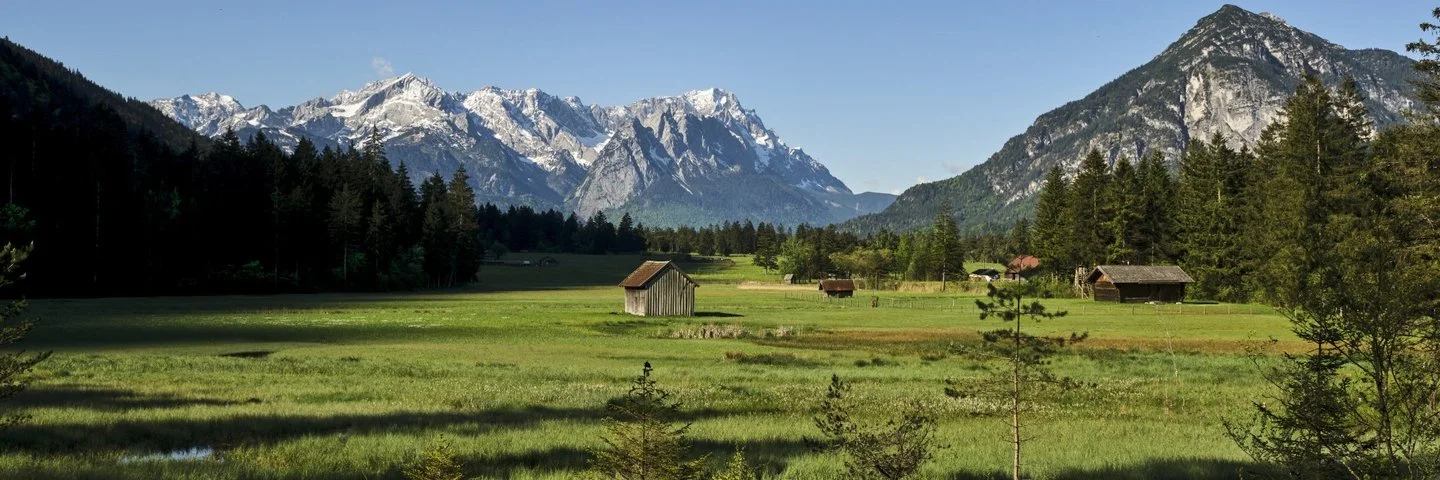 Oberau / Zugspitzland Landschaftsbild im Fruehling