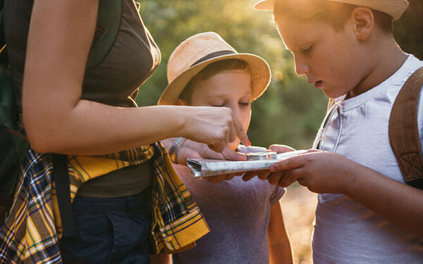 Kinder spielen Geocaching