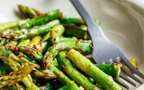 Der Verzehr von Spargel sorgt bei manchen Menschen für Spargel-Urin.