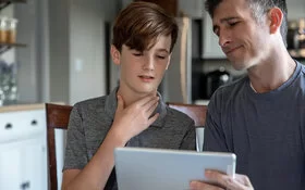 Sohn im Stimmbruch gemeinsam mit seinem Vater.