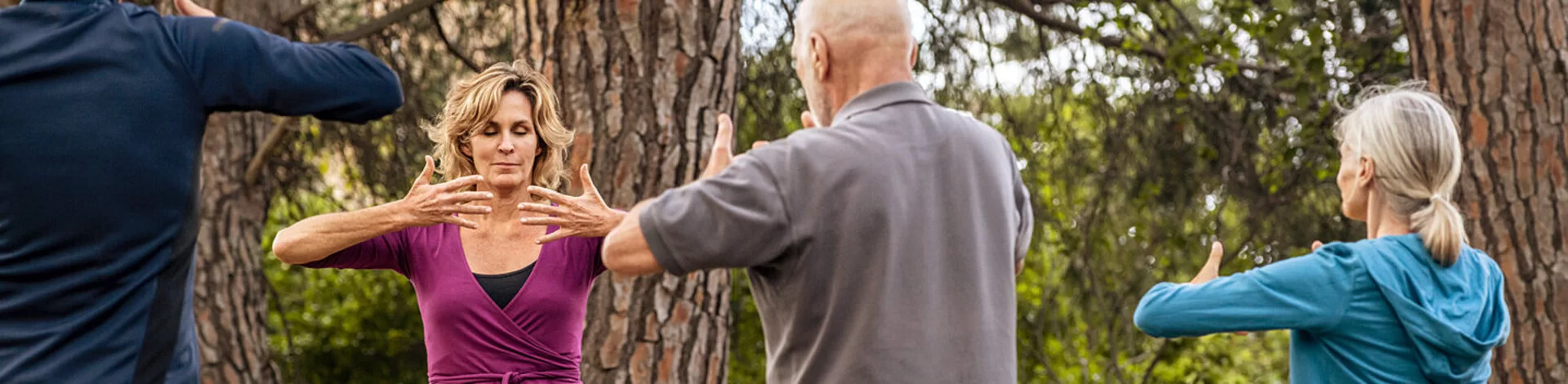 Vier Erwachsene trainieren im Freien. Vorsorgekuren helfen, fit und gesund zu bleiben.
