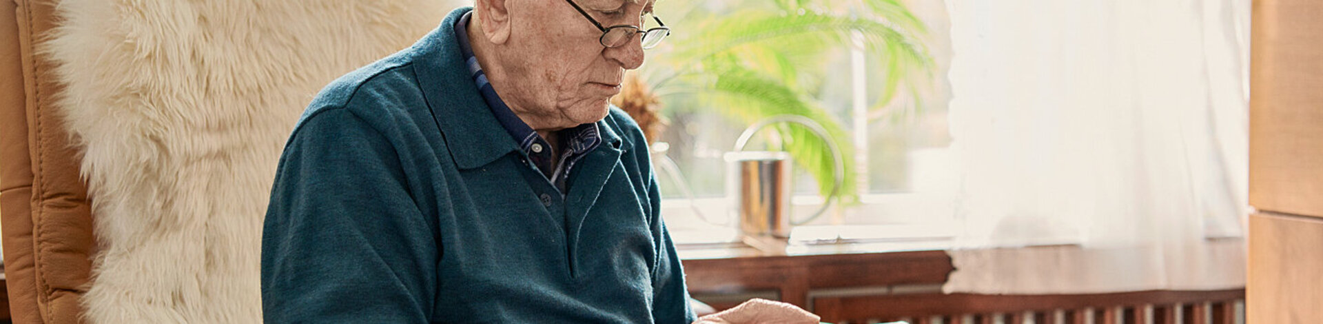 Eine ältere Person surft mit einem Tablet auf der Internetseite der AOK.