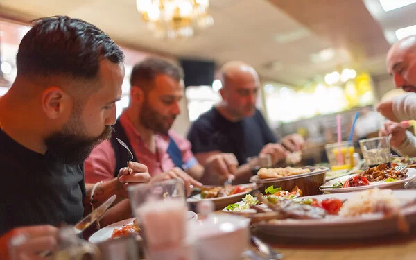Muslime essen während des Fastenmonats Ramadan gern gemeinsam.