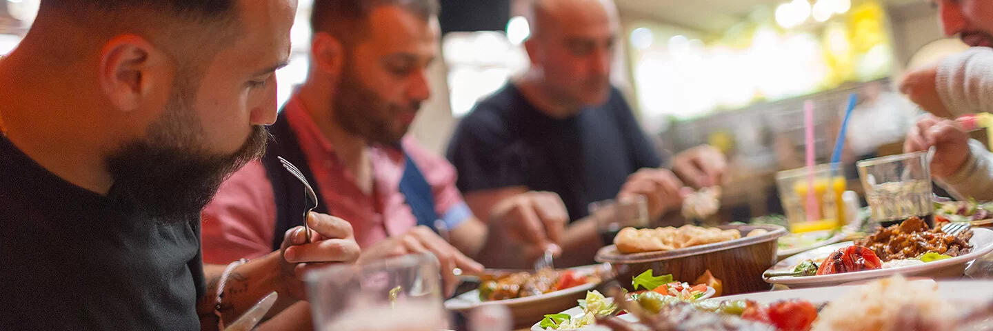 Muslime essen während des Fastenmonats Ramadan gern gemeinsam.