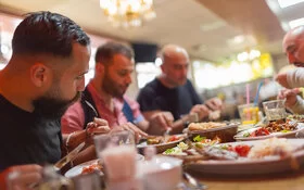 Muslime essen während des Fastenmonats Ramadan gern gemeinsam.