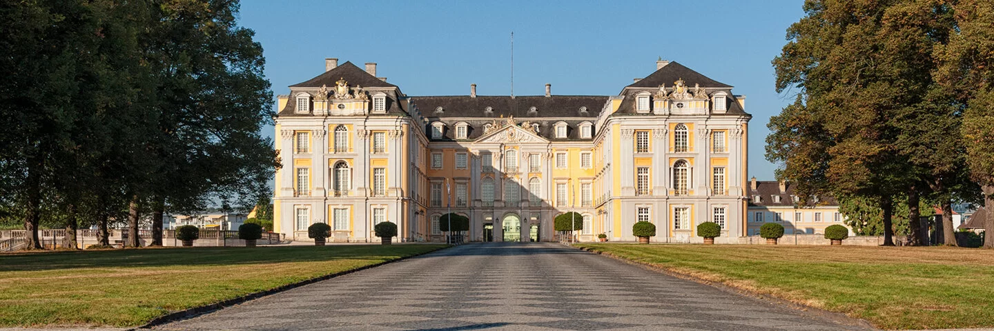 Das Barockschloss Augustusburg ist eine der ersten wichtigeren Schöpfungen des Rokoko in Brühl bei Bonn, Nordrhein-Westfalen - Deutschland. Seit 1984 ist sie in der Liste der UNESCO-Welterbe.