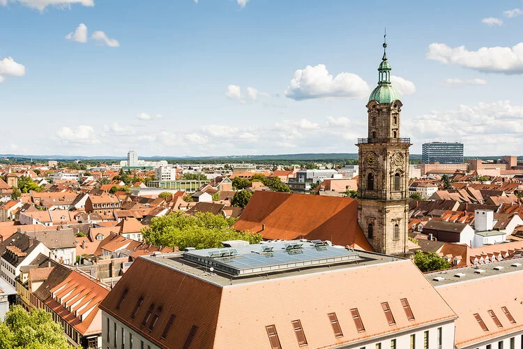 Luftaufnahme über der Stadt Erlangen im Frühling.