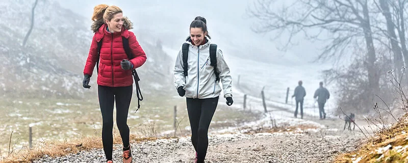 Zwei Frauen wandern gemeinsam.