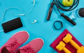 Verschiedene Sportutensilien liegen auf einem blauen Hintergrund.