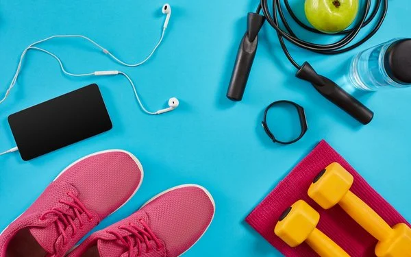 Verschiedene Sportutensilien liegen auf einem blauen Hintergrund.
