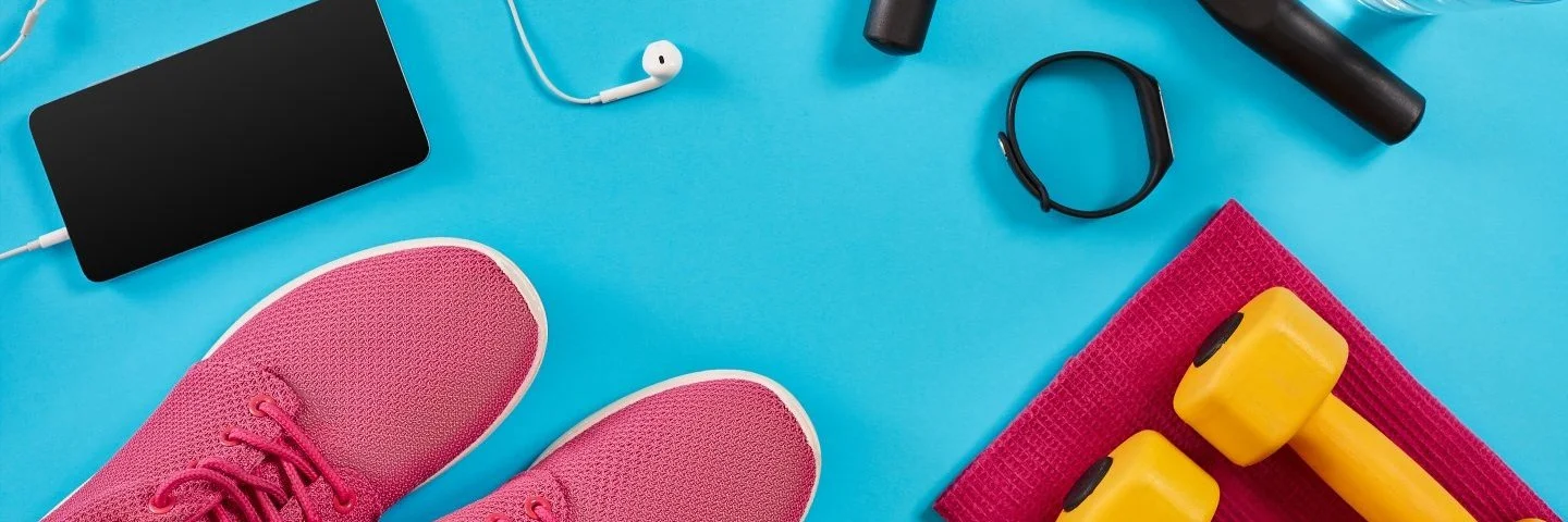 Verschiedene Sportutensilien liegen auf einem blauen Hintergrund.