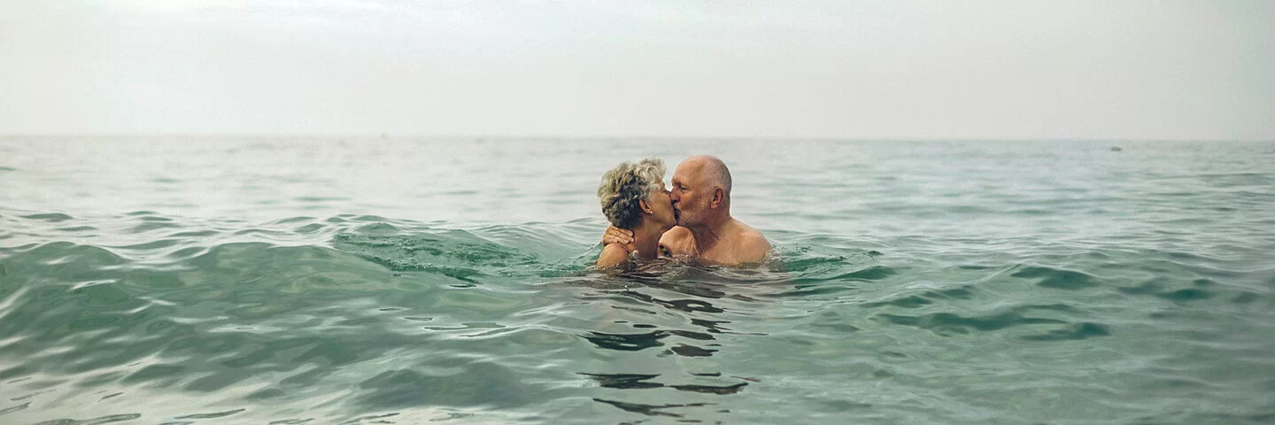 Älteres Paar badet im Meer.