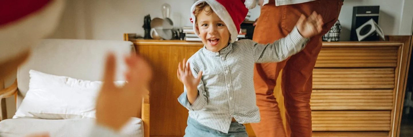 Fitness und Bewegung an Weihnachten ist gar nicht schwer, dieser kleine Junge macht es vor.