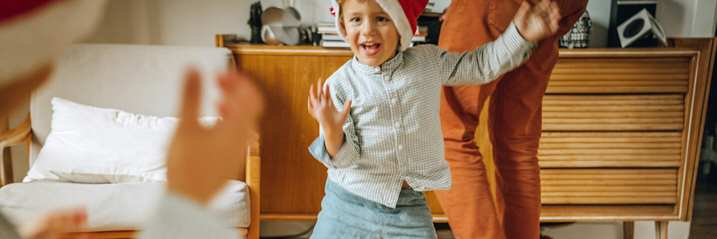 Fitness und Bewegung an Weihnachten ist gar nicht schwer, dieser kleine Junge macht es vor.